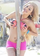 Simply ADORABLE Transbabe showing off her stuff at the beach